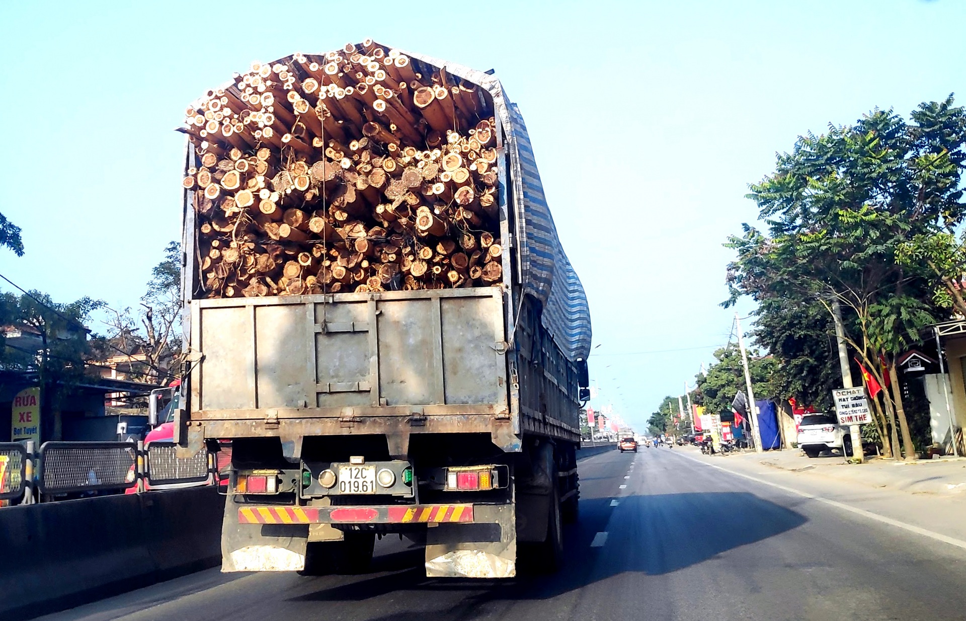 Tăng cường xử lý nghiêm phương tiện chở hàng quá khổ, quá tải