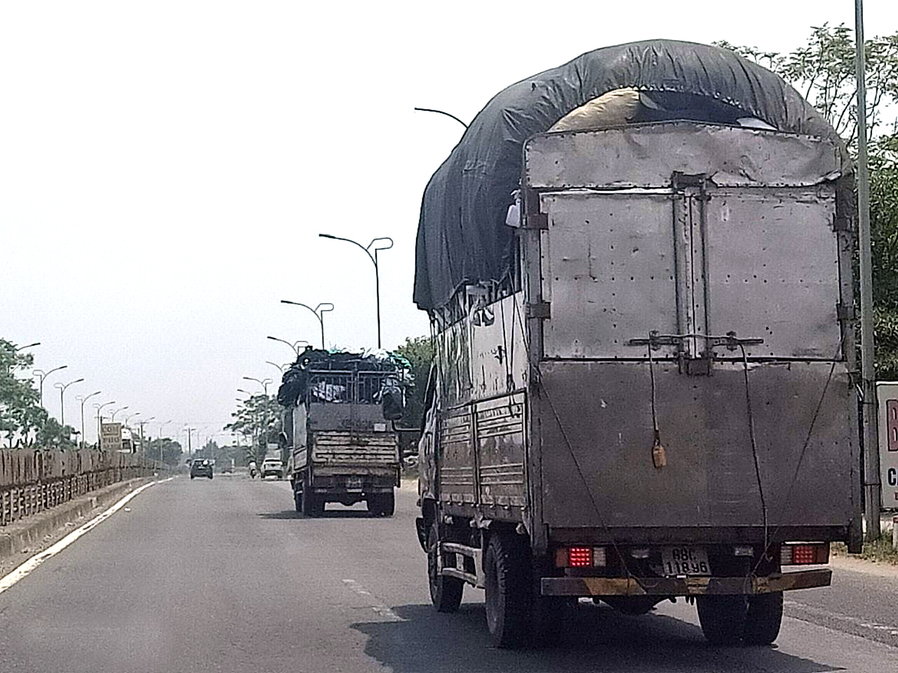 Xe quá khổ, quá tải ngang nhiên hoành hành trên Quốc lộ 2A