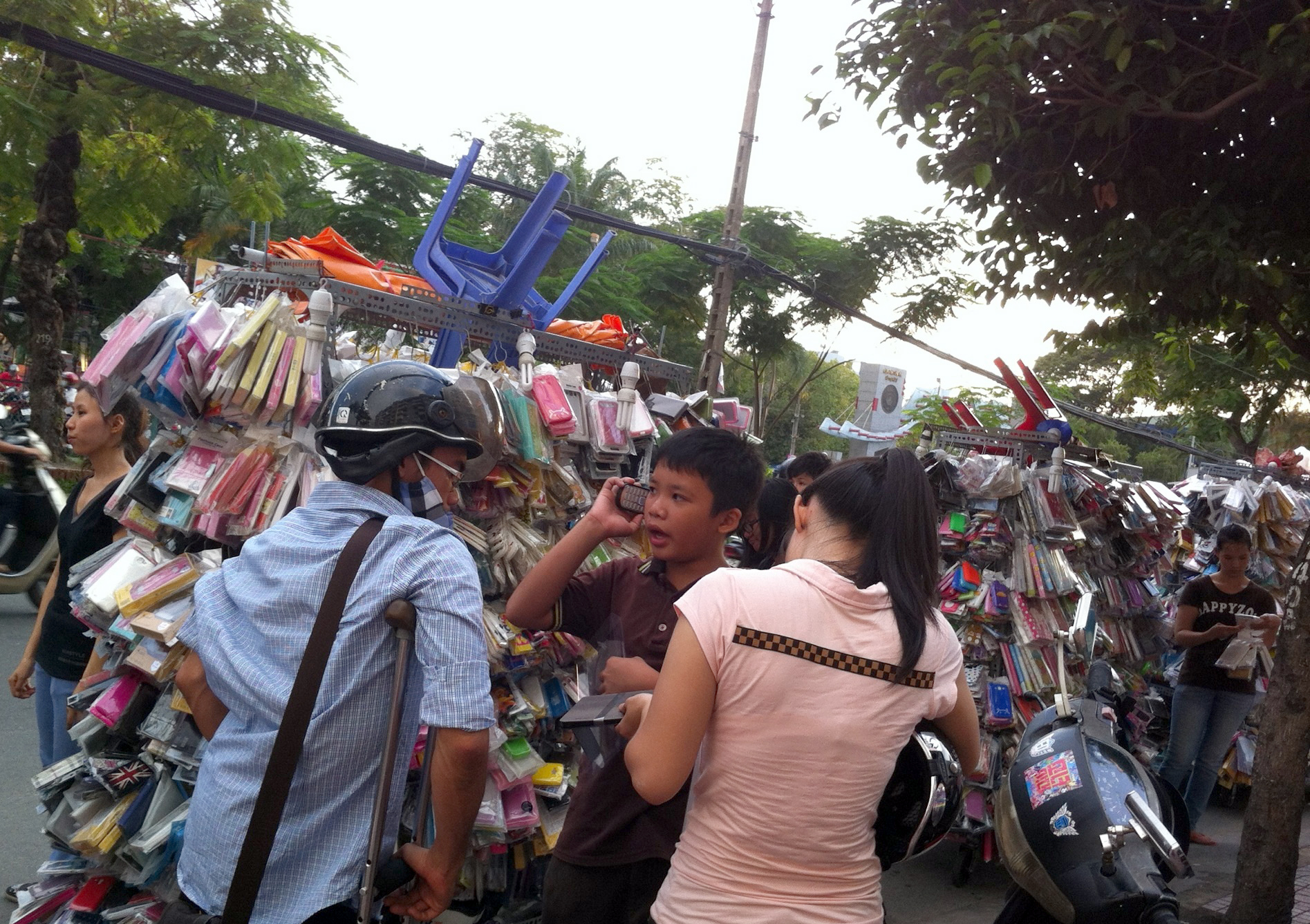 Chợ tự phát càng dẹp càng loạn