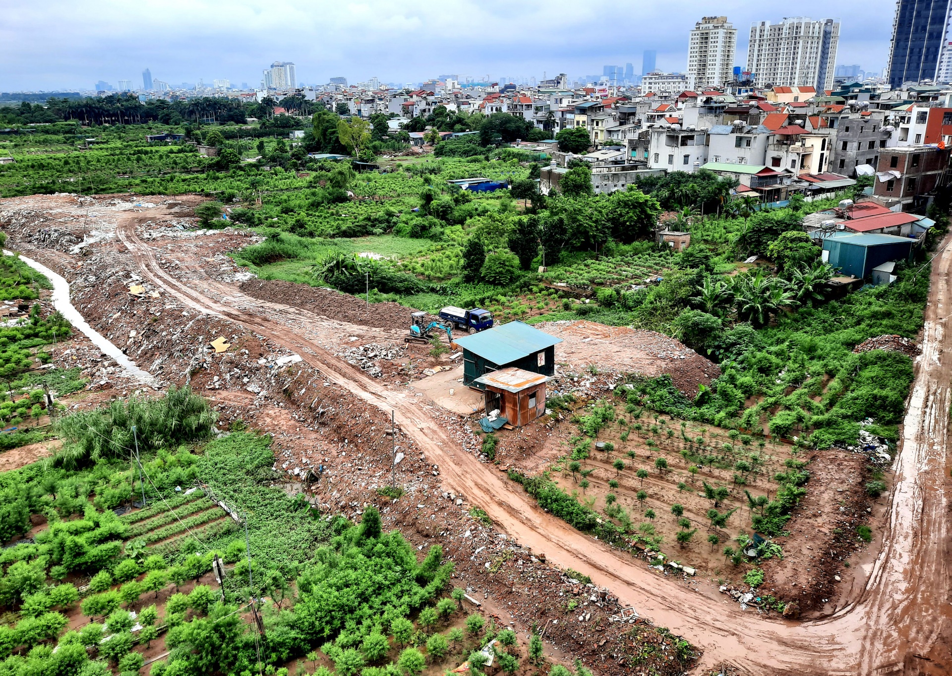 Tây Hồ - Hà Nội: Bất cập về trạm trộn bê tông hoạt động và tình trạng xả thải ngoài bãi sông Hồng thuộc phường Phú Thượng