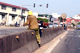 Bao giờ mới chấm dứt tình trạng người dân tự ý băng qua đường?