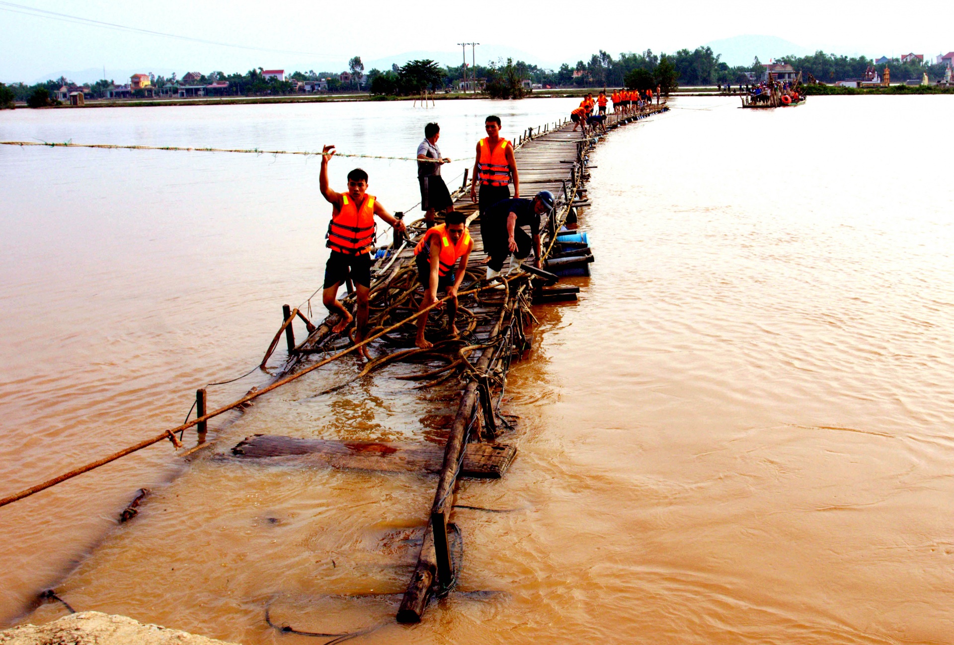 Lũ lụt miền Trung: Cần lắm những giải pháp khắc chế