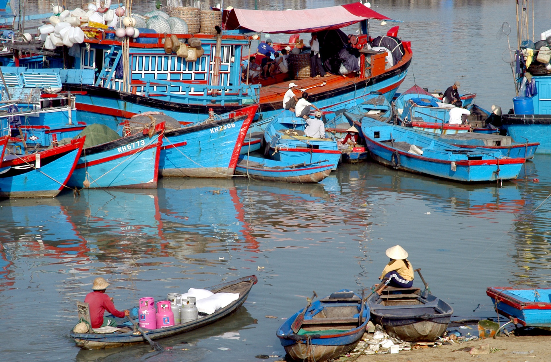 Ngư dân ngày đêm bám biển Quê hương