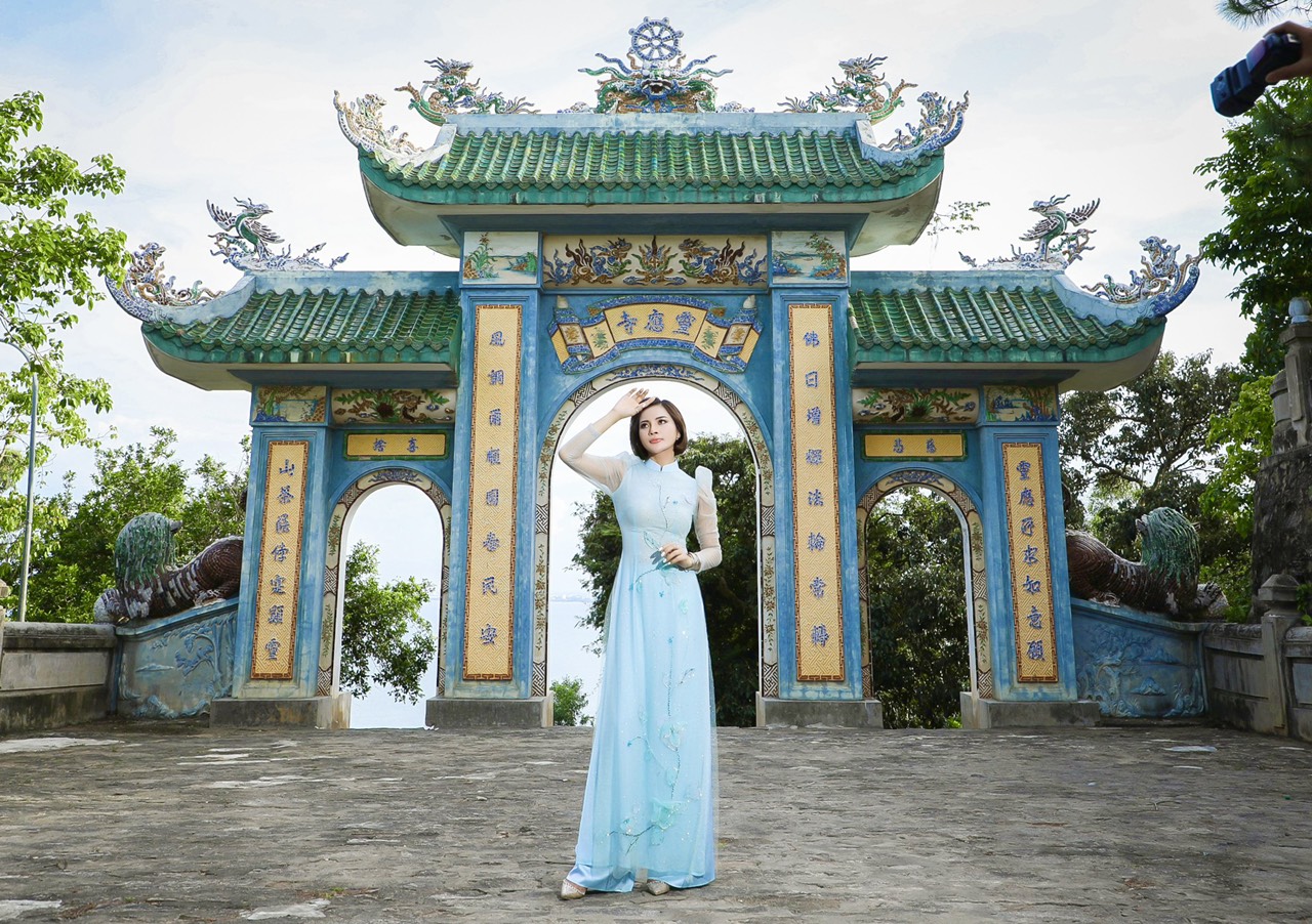 Diện tà áo dài, Á hậu Hà Linh gây xôn xào với nhan sắc thăng hạng sau đăng quang