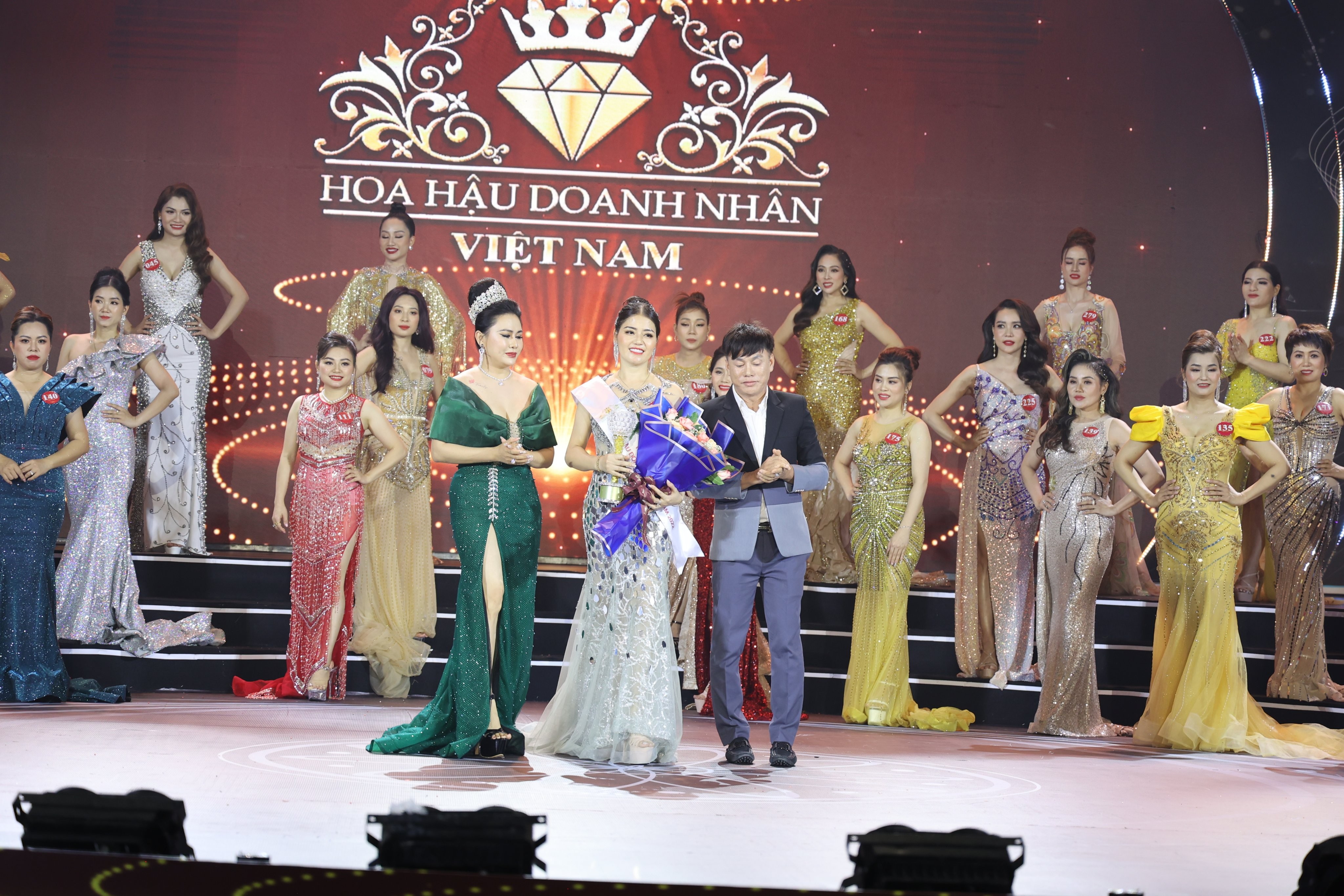 Doanh nhân Nguyễn Thị Hồng đạt danh hiệu Người đẹp dạ hội Hoa hậu Doanh nhân Việt Nam 2022