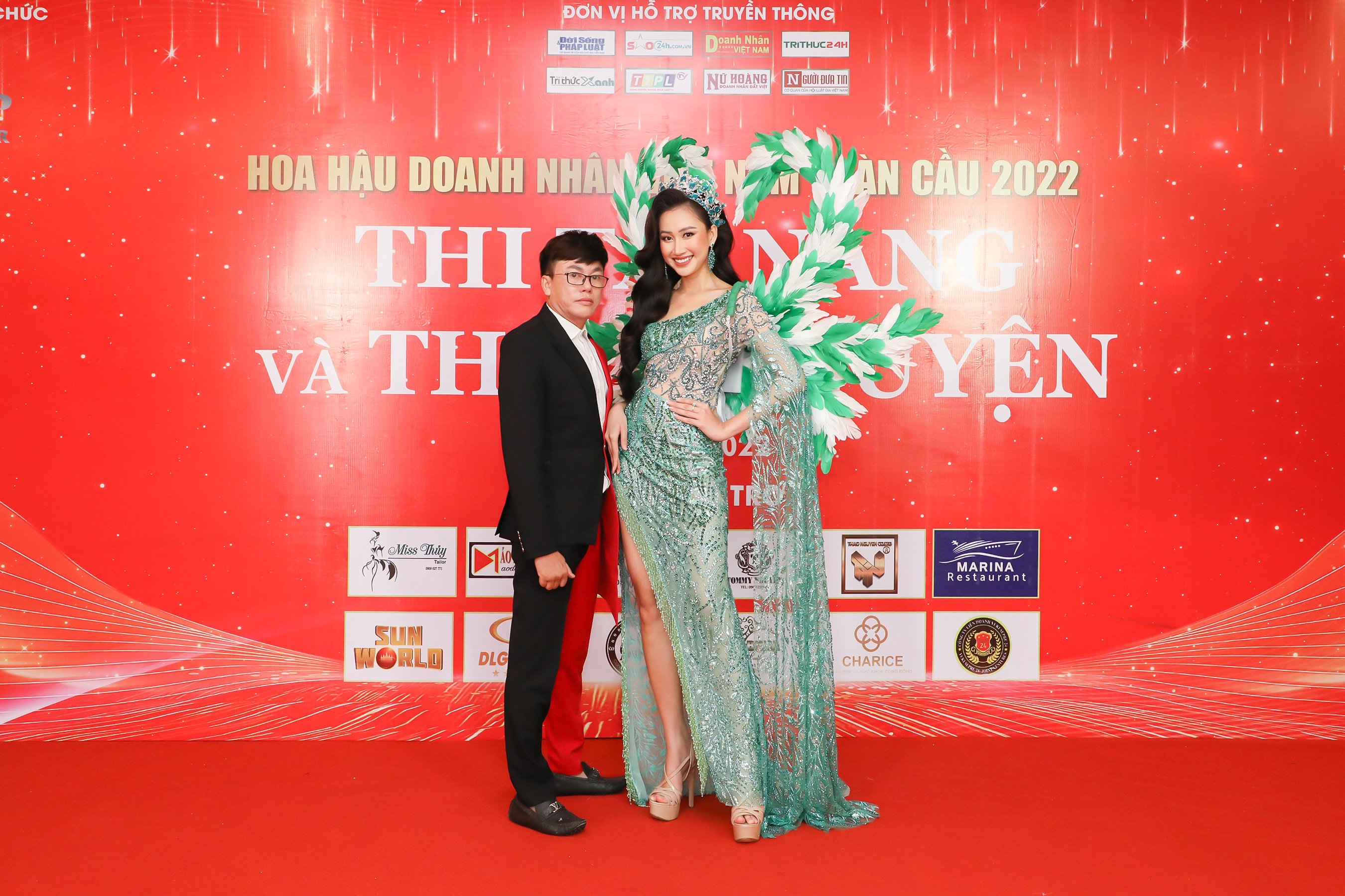 Hoa khôi Đoàn Hồng Trang trình diễn trang phục của NTK Tommy Nguyễn đấu giá thành công 400 triệu đồng