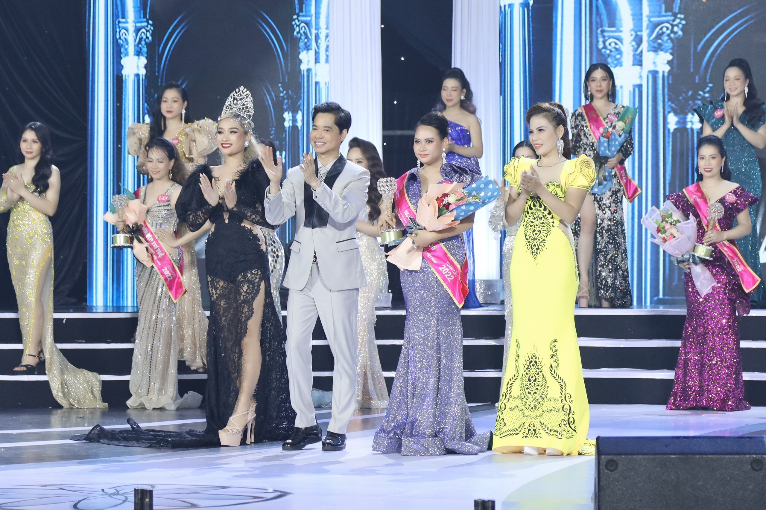 Thiết kế công sở Miss Thủy tài trợ trang phục cuộc thi Hoa hậu Doanh nhân Việt Nam Toàn cầu 2022
