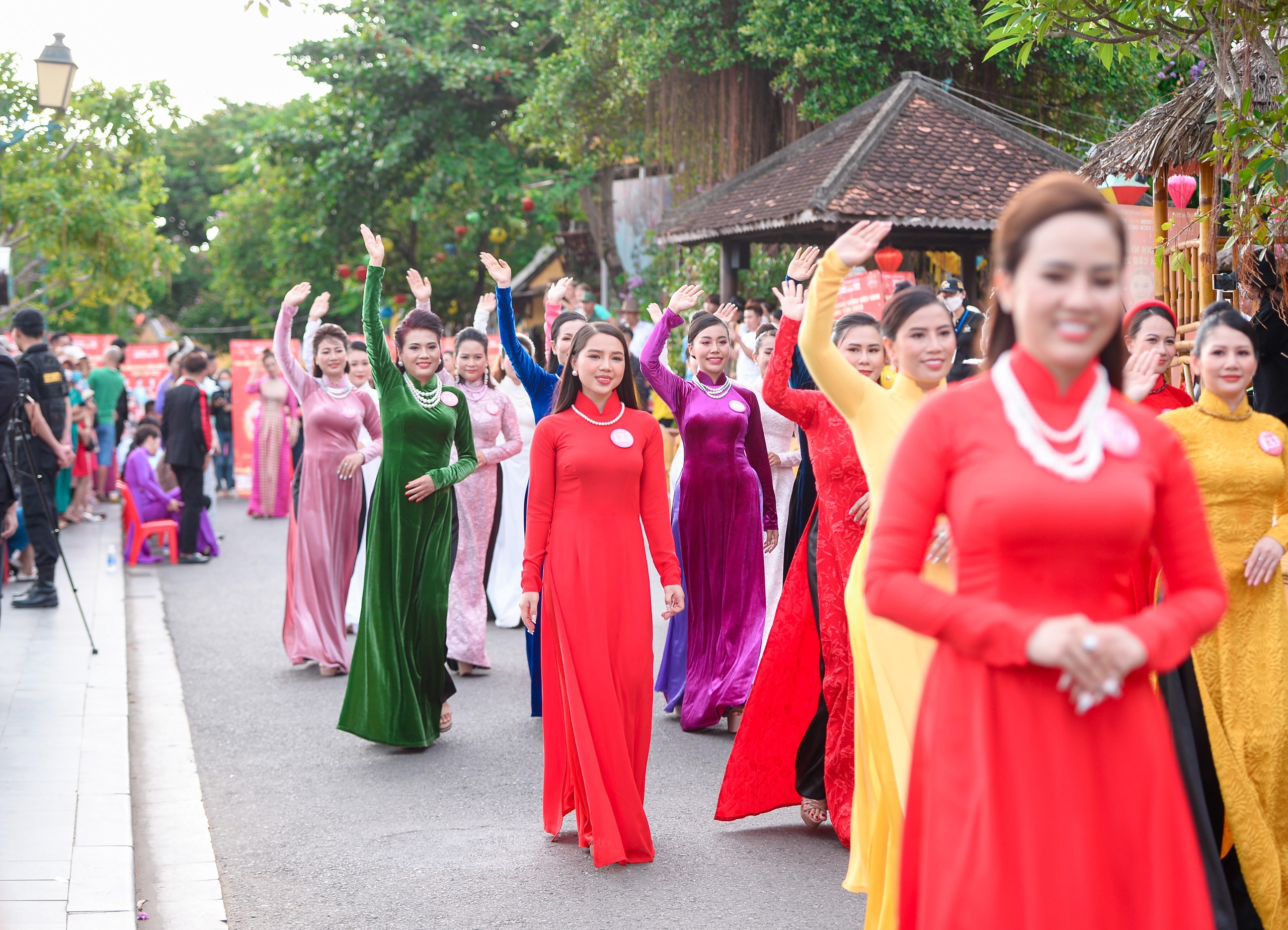 Toàn cảnh phần diễu hành thời trang cuộc thi Hoa hậu Doanh nhân Việt Nam Toàn cầu 2022 tại Hội An