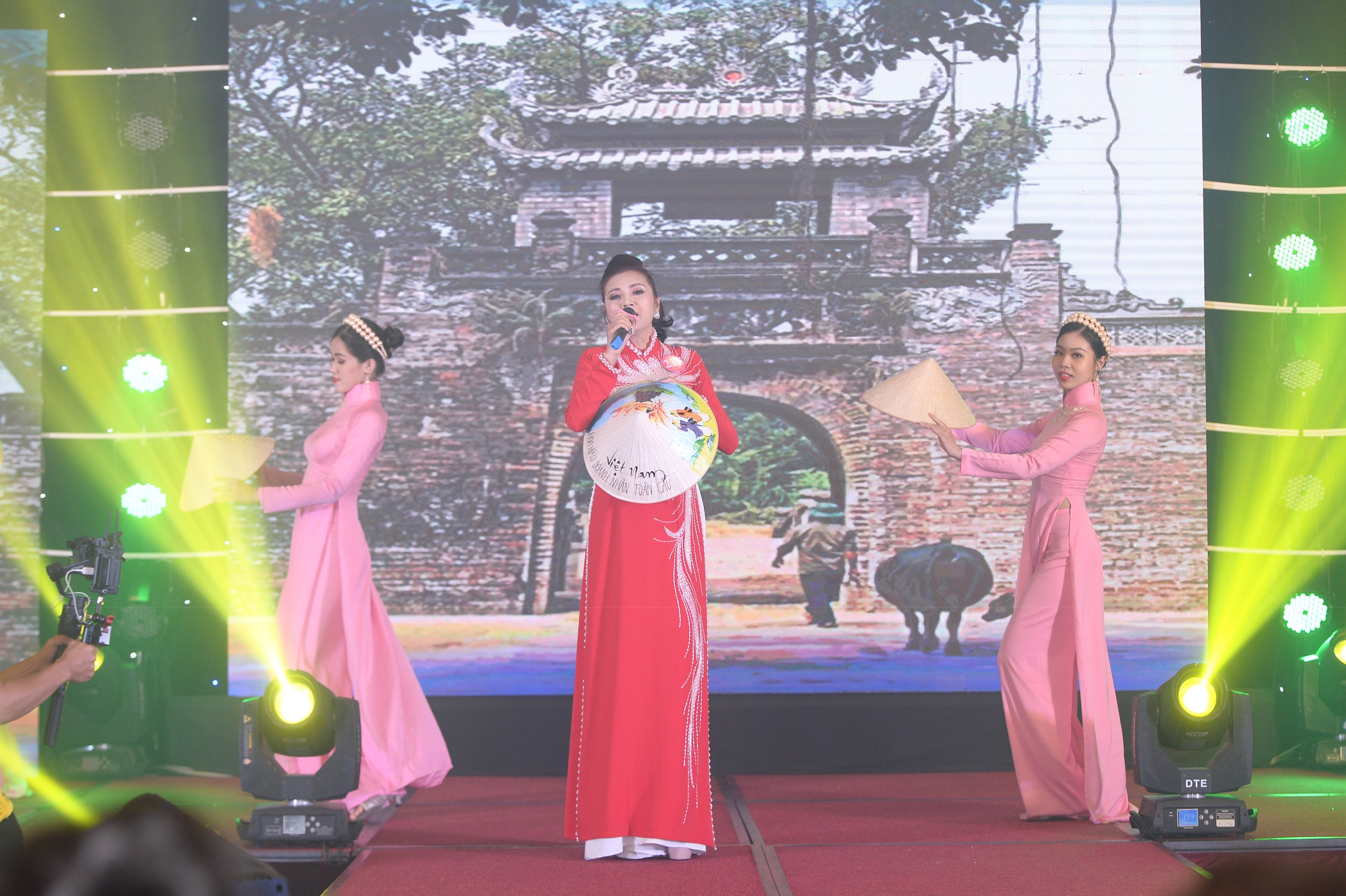 Thí sinh Nguyễn Thị Hoàng Ánh đem đến nhiều cung bậc cảm xúc tại đêm tài năng Hoa hậu Doanh nhân Việt Nam Toàn cầu 2022