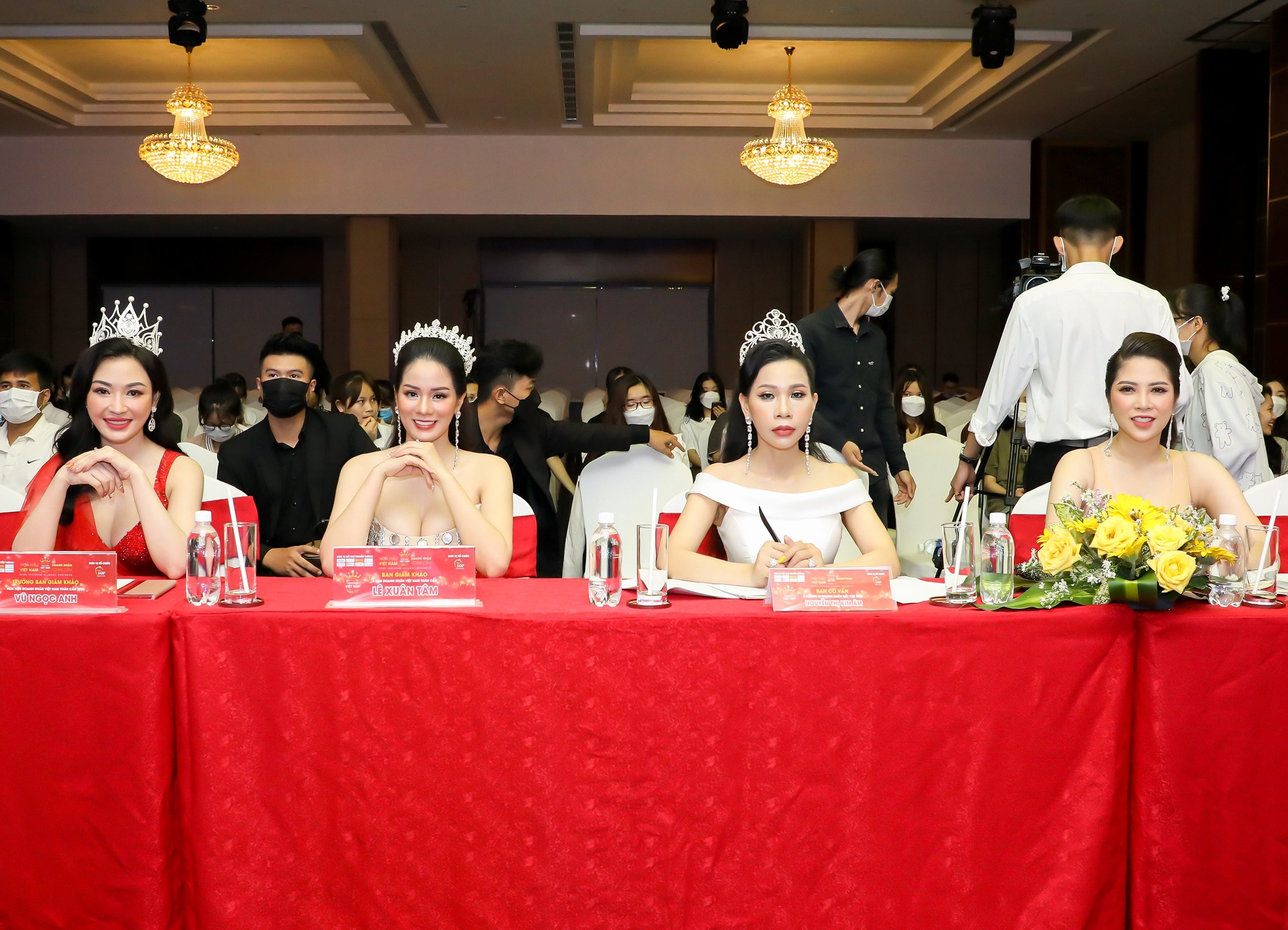 Á hoàng Kim Âm rạng rỡ tại đêm bán kết Hoa hậu Doanh nhân Việt Nam Toàn cầu 2022