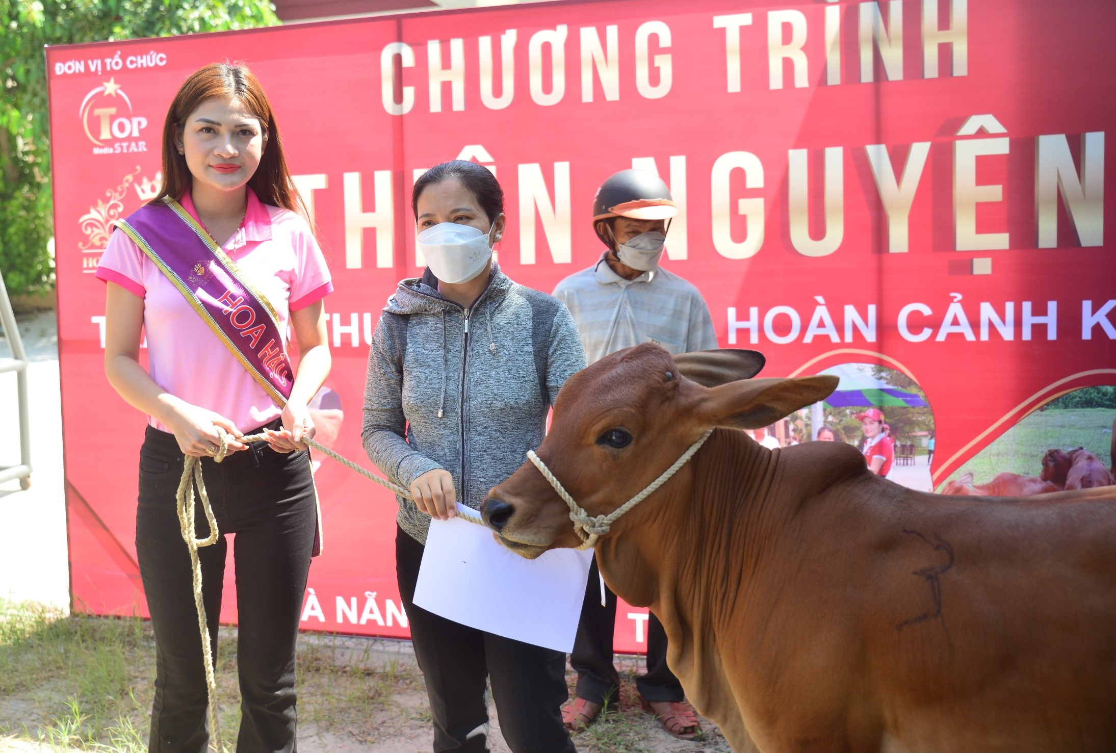 Hoa hậu Mạc Thị Minh tặng bò cho hộ nghèo huyện Hòa Vang - TP. Đà Nẵng