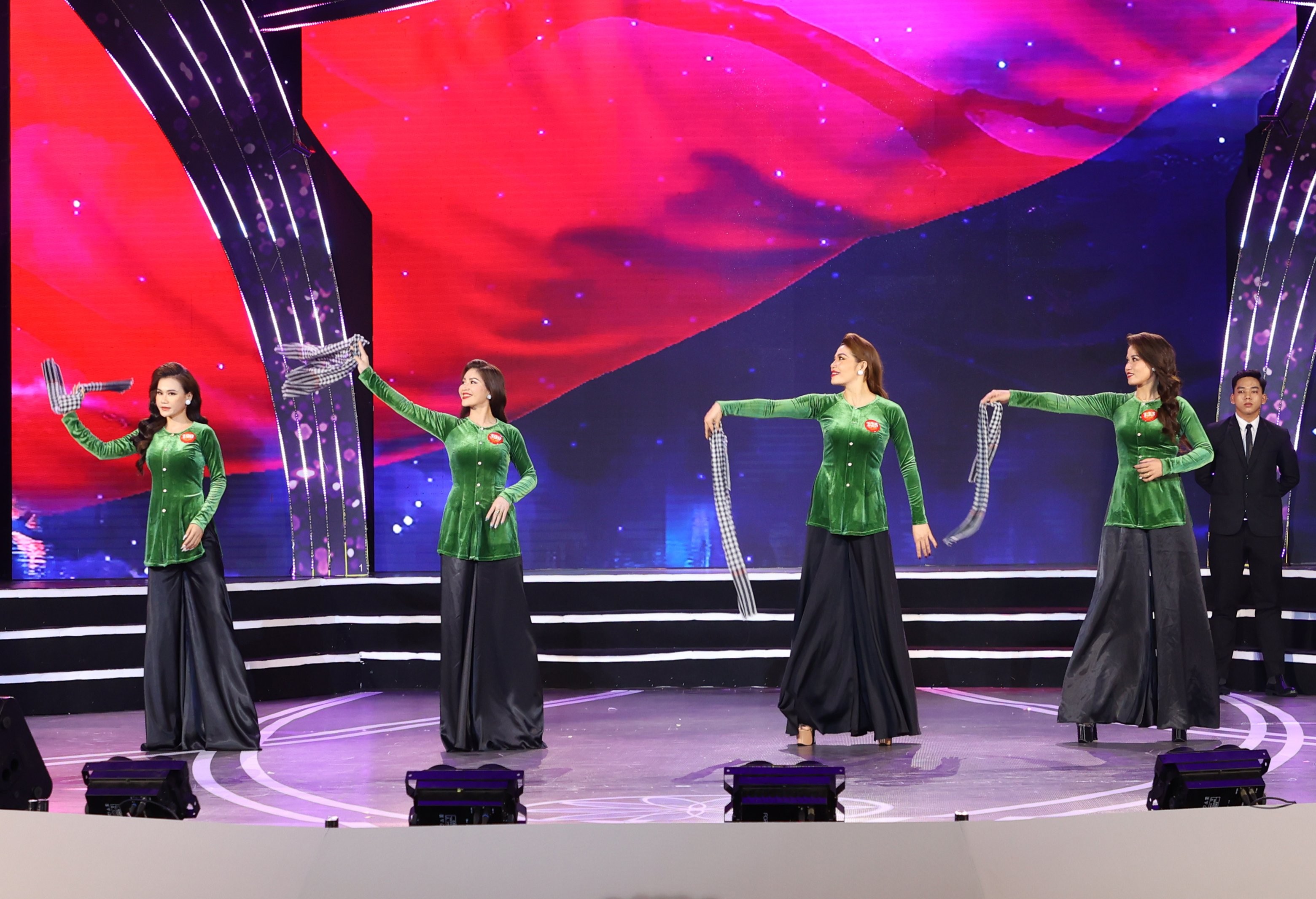 Ấn tượng với BST áo bà ba “Hương Lúa” của NTK Đức Minh trong đêm chung kết Hoa hậu Quý bà Việt Nam Toàn cầu 2022