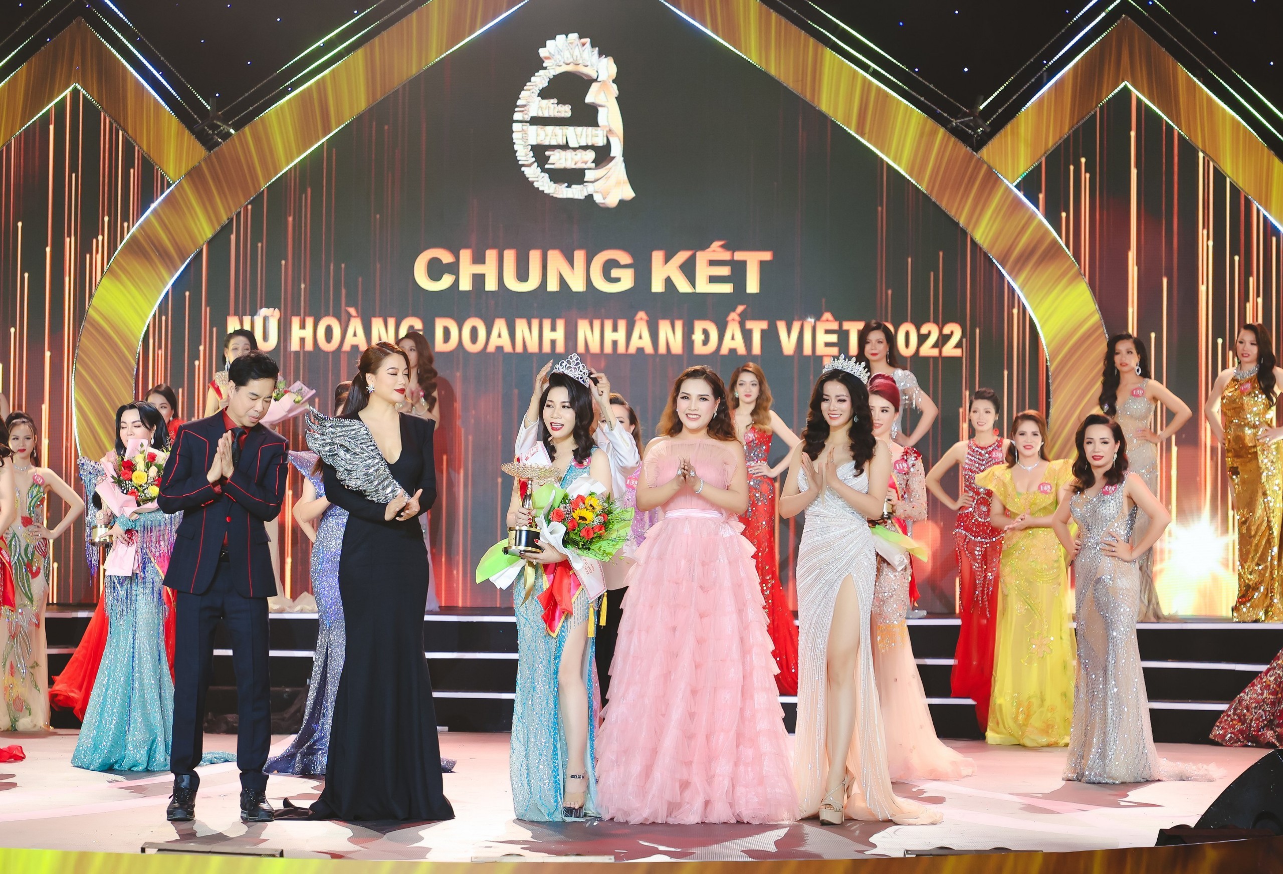 Nguyễn Thị Kim Âm hành trình đến với ngôi vị Á hoàng 3 cuộc thi Nữ hoàng Doanh nhân đất Việt 2022