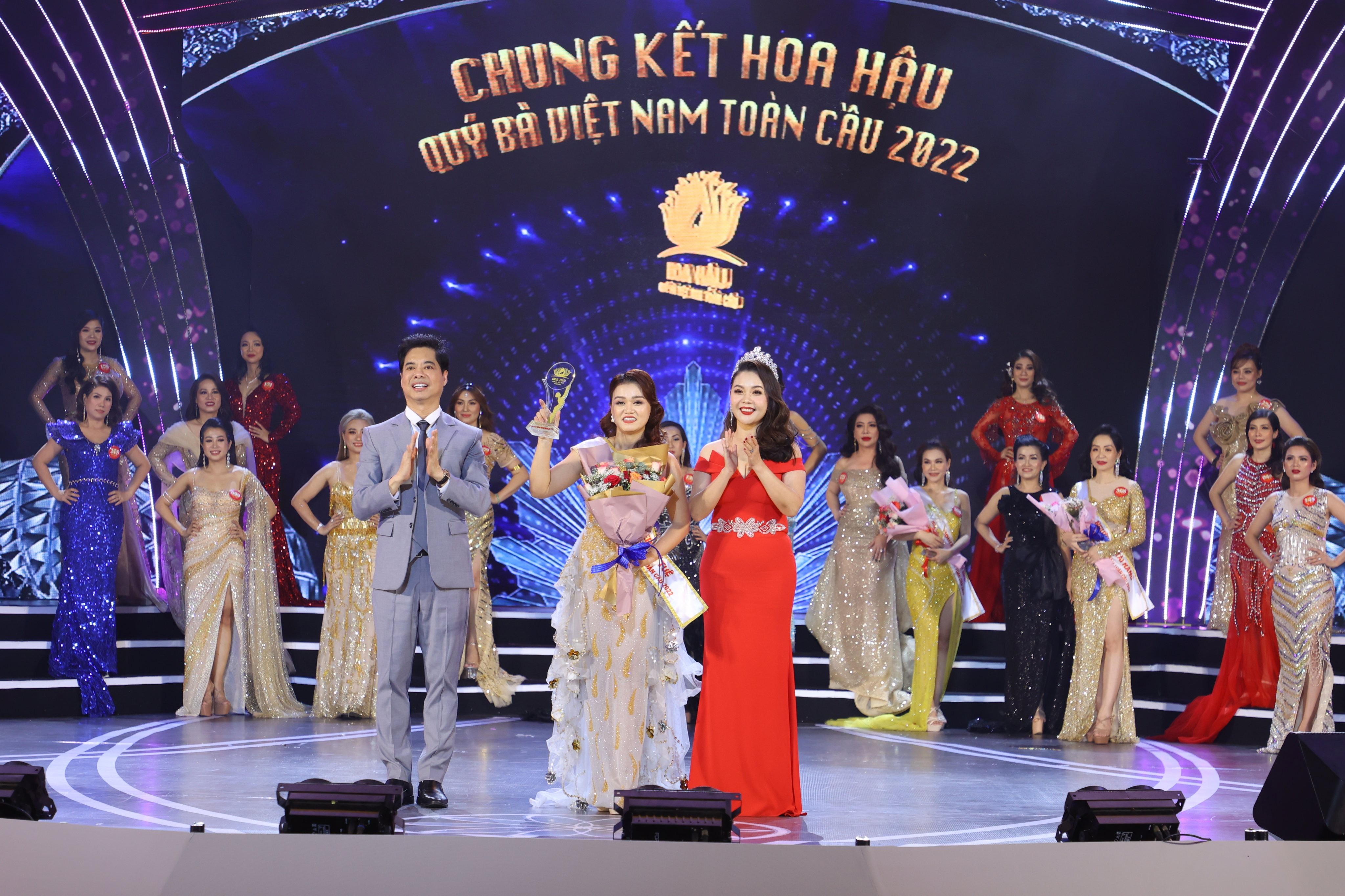 Lê Thị Bích Luyện đạt giải 'Người đẹp trí tuệ' cuộc thi Hoa hậu Quý bà Việt Nam Toàn cầu 2022