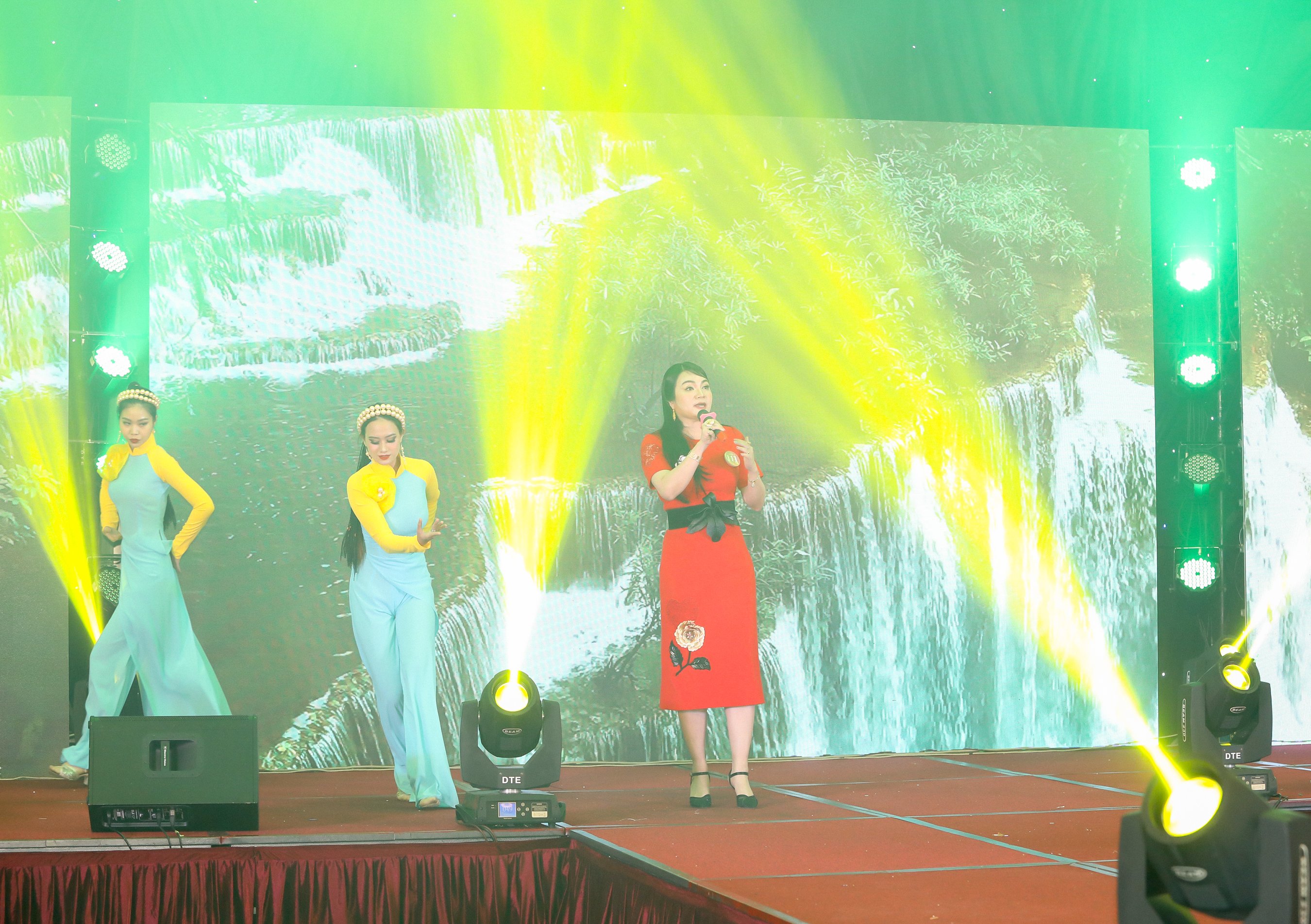 Kết thúc đêm thi tài năng và thiện nguyện toàn Quốc “Nữ hoàng doanh nhân đất Việt 2022”