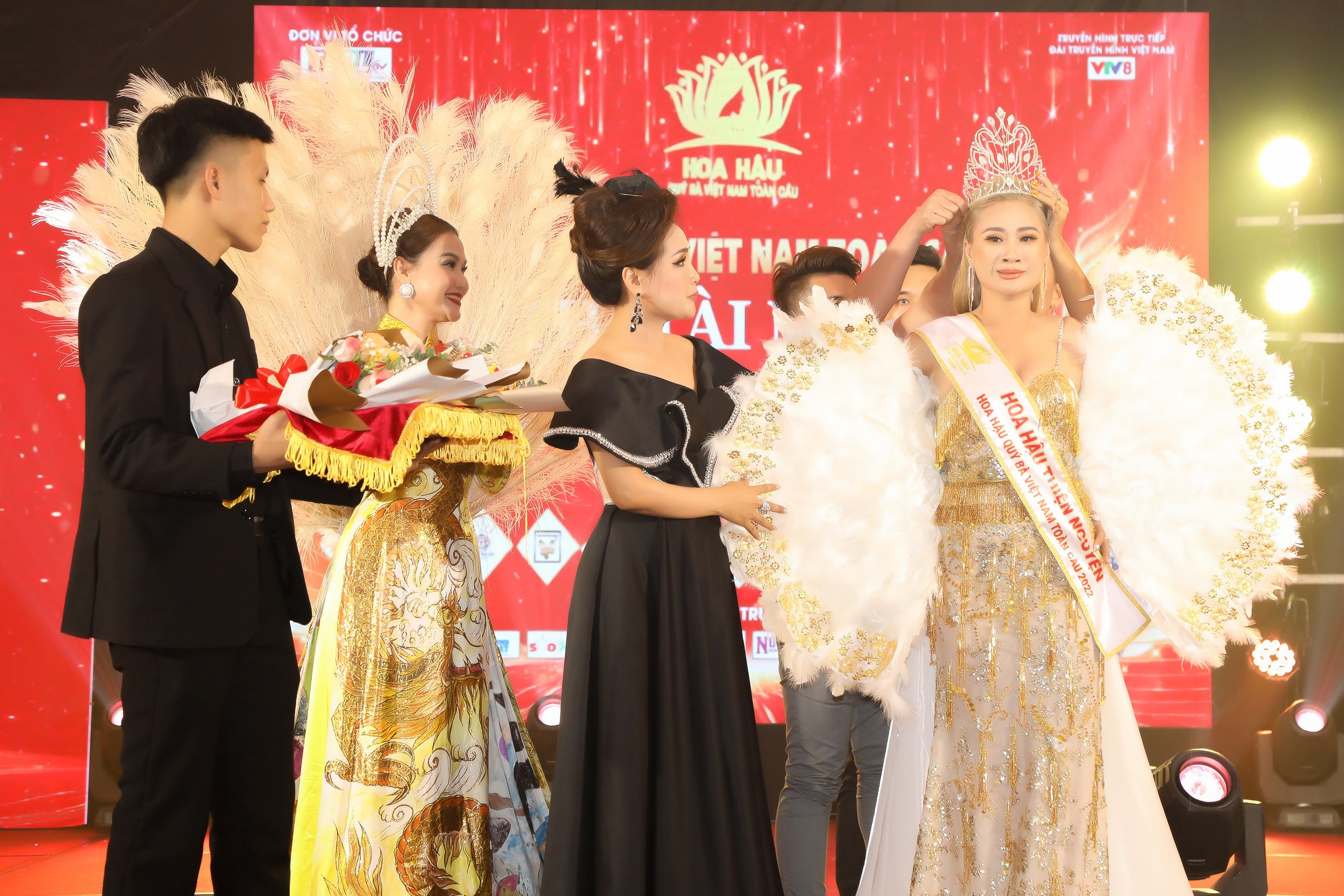 Đêm thi Tài năng - Thiện nguyện “Hoa hậu Quý bà Việt Nam Toàn cầu 2022” khép lại vô cùng ý nghĩa