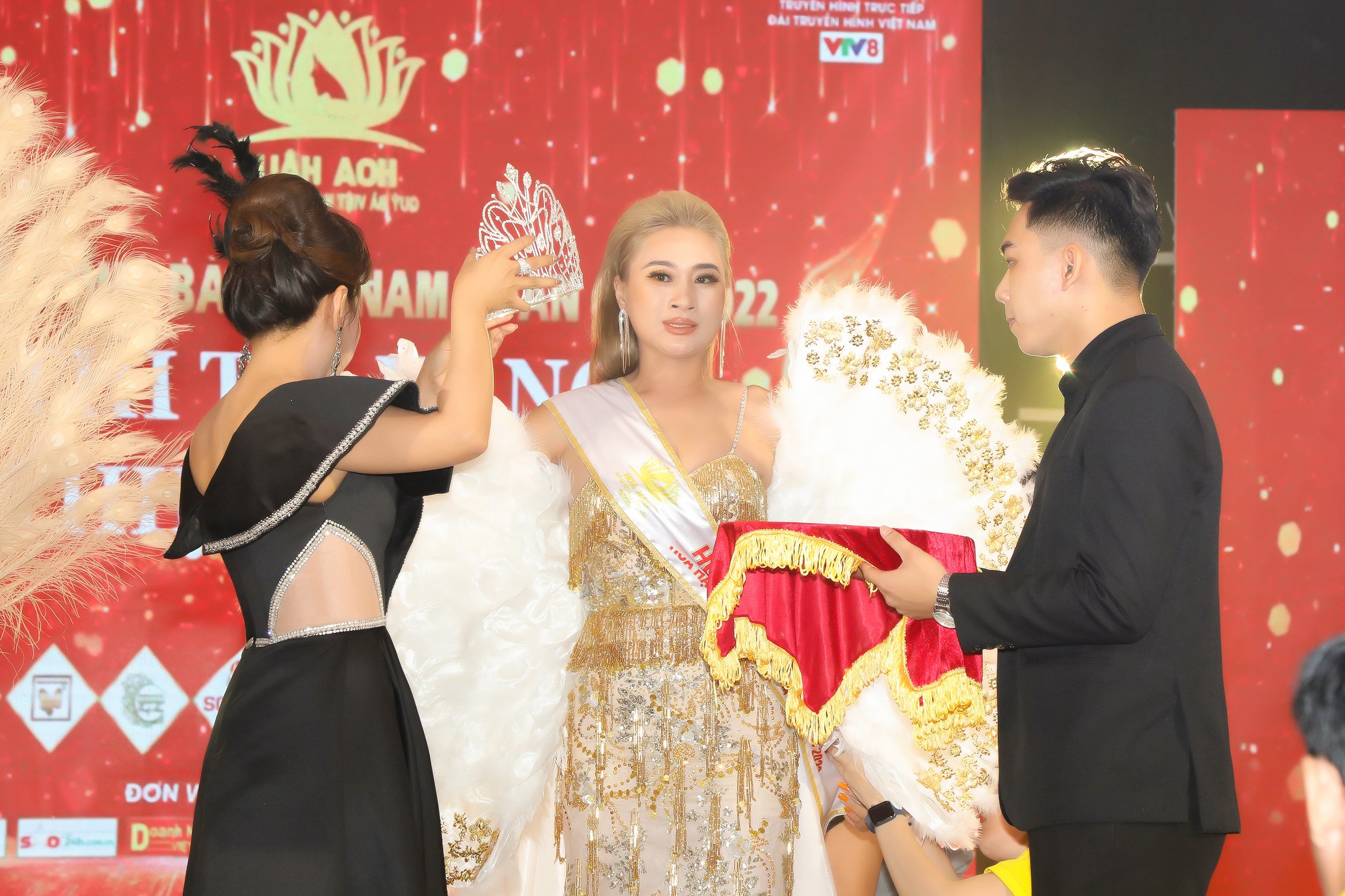Doanh nhân Trịnh Thị Lan đăng quang “Hoa hậu Thiện nguyện” của cuộc thi Hoa hậu Quý bà Việt Nam Toàn cầu 2022