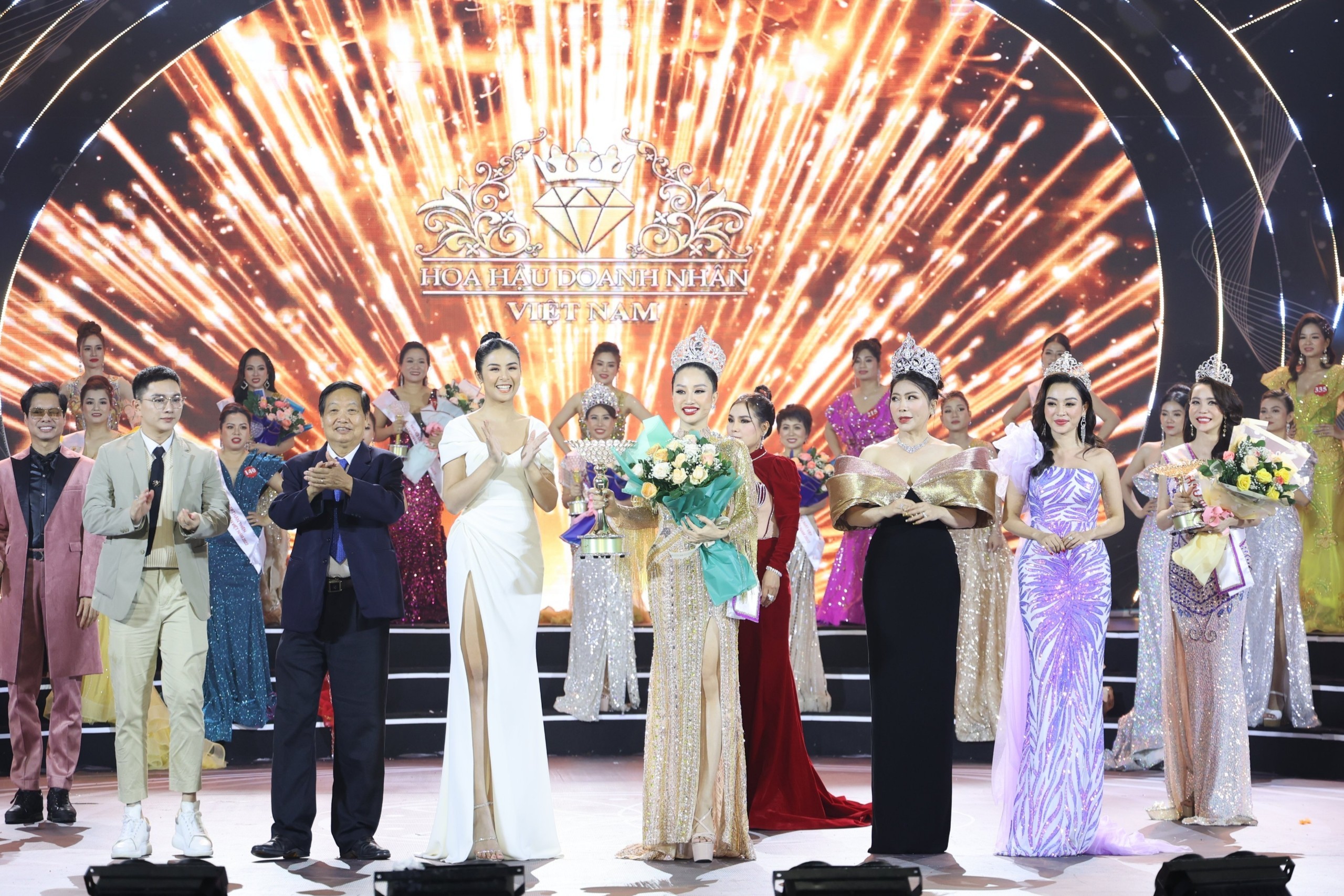 Doanh nhân Vũ Thị Ngọc đăng quang Á hậu 1 cuộc thi Hoa hậu Doanh nhân Việt Nam 2022