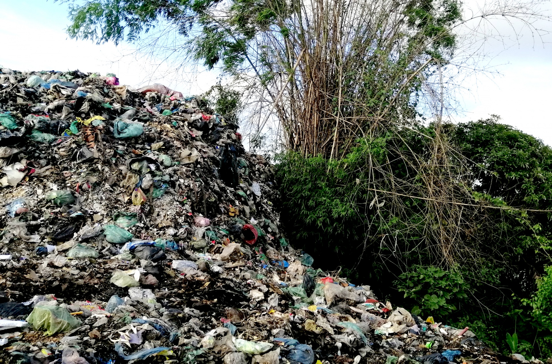 Hải Dương: Liệu rằng có sự làm ngơ cho việc đốt rác thải công nghiệp tại bãi rác tập trung thuộc thị trấn Ninh Giang gây ô nhiễm môi trường kéo dài nhiều năm?